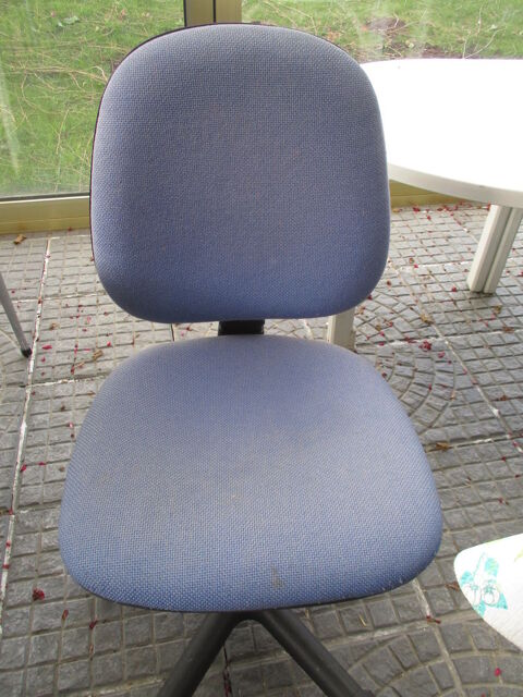 chaise avec roulettes et réglable bleue ou rose = 10 euros 0 Mérignies (59)