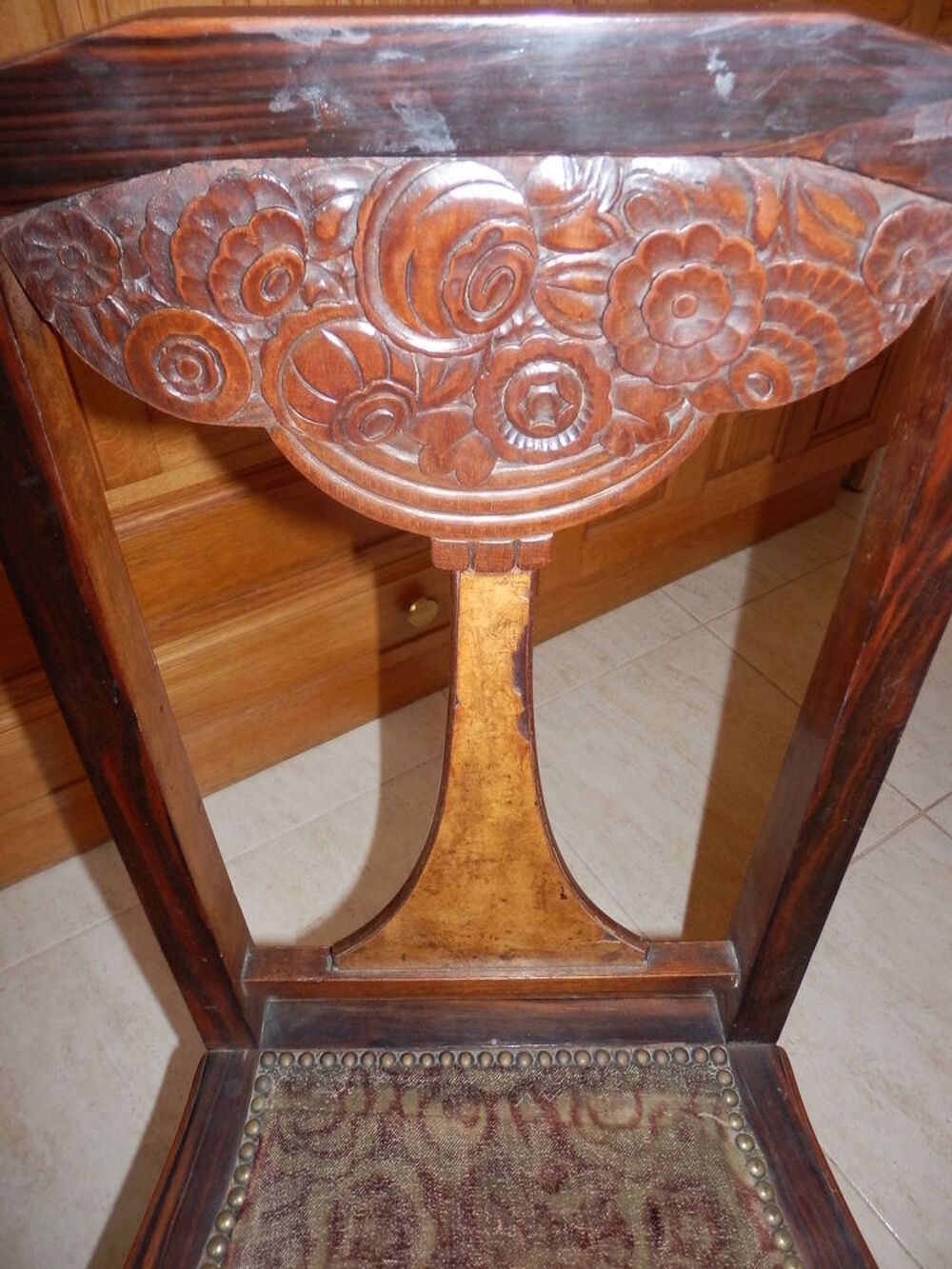 Chaise sculpt&eacute;e en bois Meubles