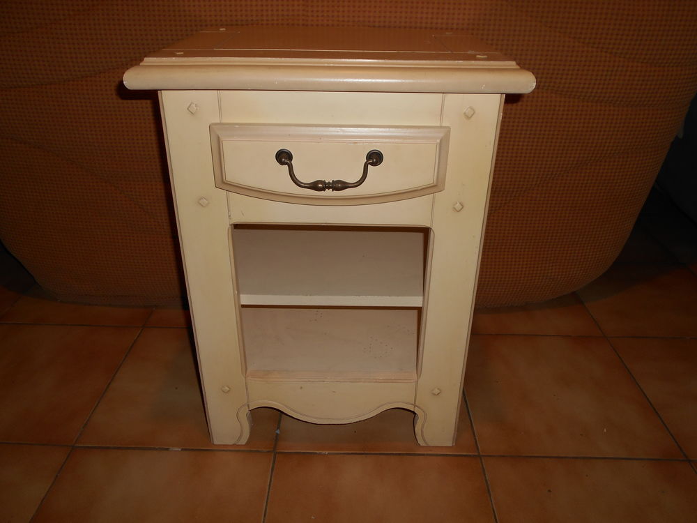 Table de chevet en bois massif
Meubles