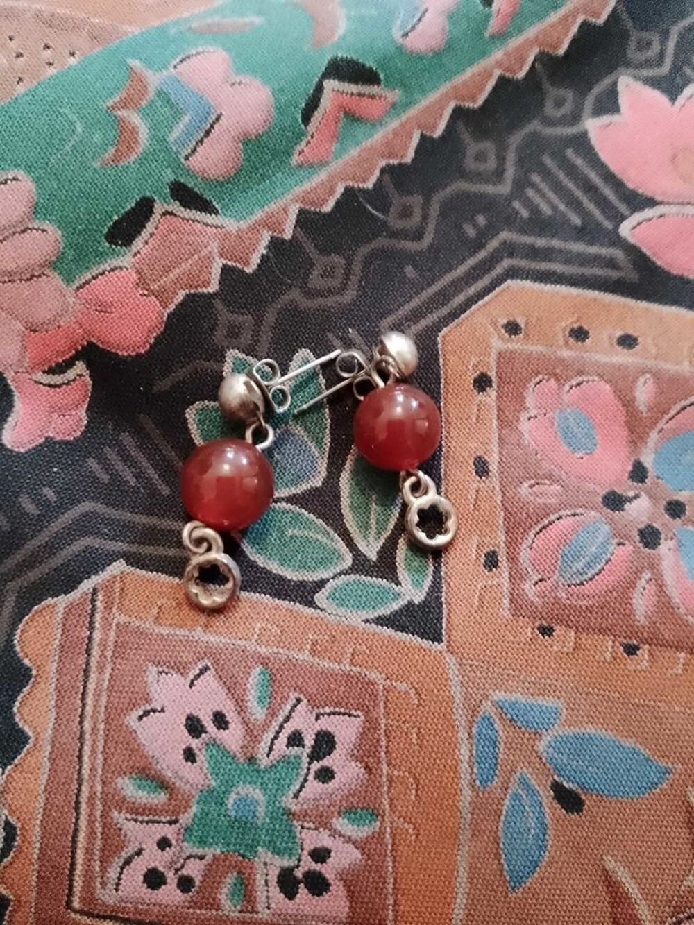 boucles d'oreilles en grenats et m&eacute;tal argent&eacute; neuf. Bijoux et montres