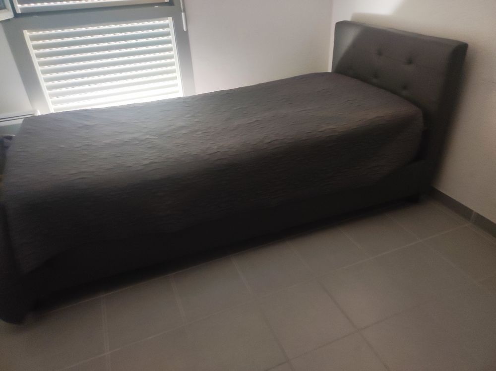 LIT+MATELAS+ TETE LIT GRIS 90X190 50 euros Meubles