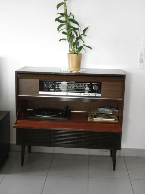 MEUBLE  RADIO  et  TOURNE DISQUES ,
500 Cournon-d'Auvergne (63)