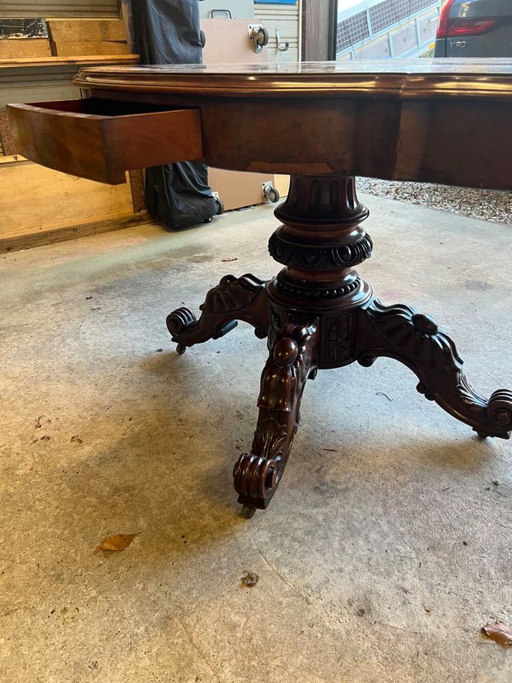 Table du milieu en acajou e placage d'acajou mouchet&eacute;, plate Meubles