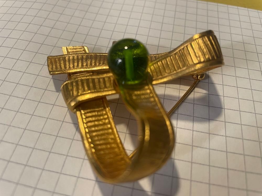 Broche coeur GM dor&eacute; cisel&eacute; avec perle verte ANTIGONA Mus&eacute;e Bijoux et montres