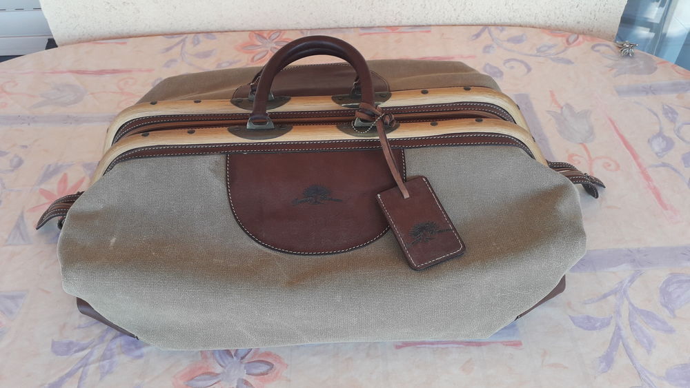 &quot;Tr&egrave;s beau sac de voyage
Tommy Bahama&quot;
Maroquinerie