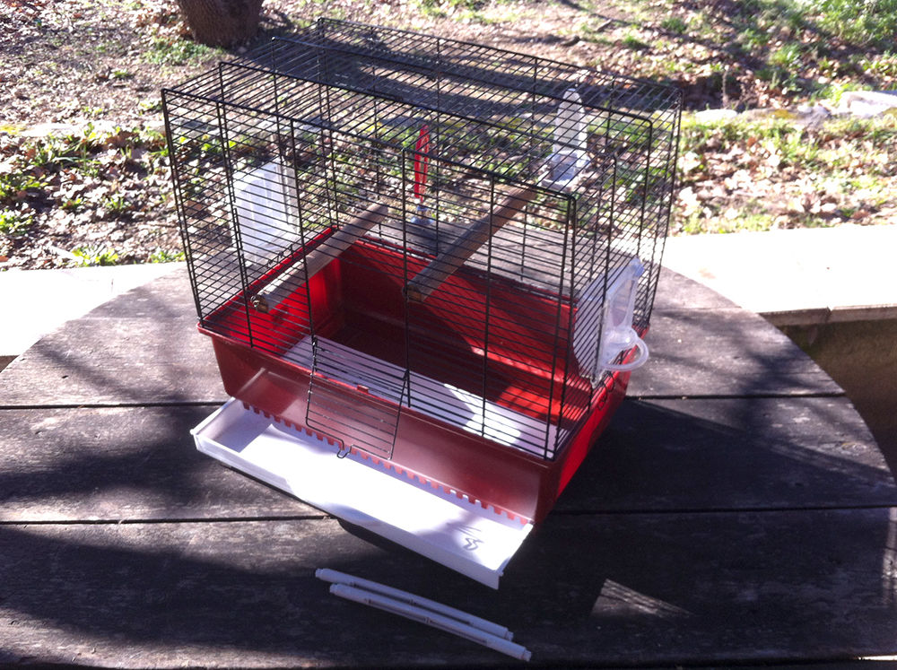 TROIS CAGES POUR OISEAUX, plus table et accesoires Meubles