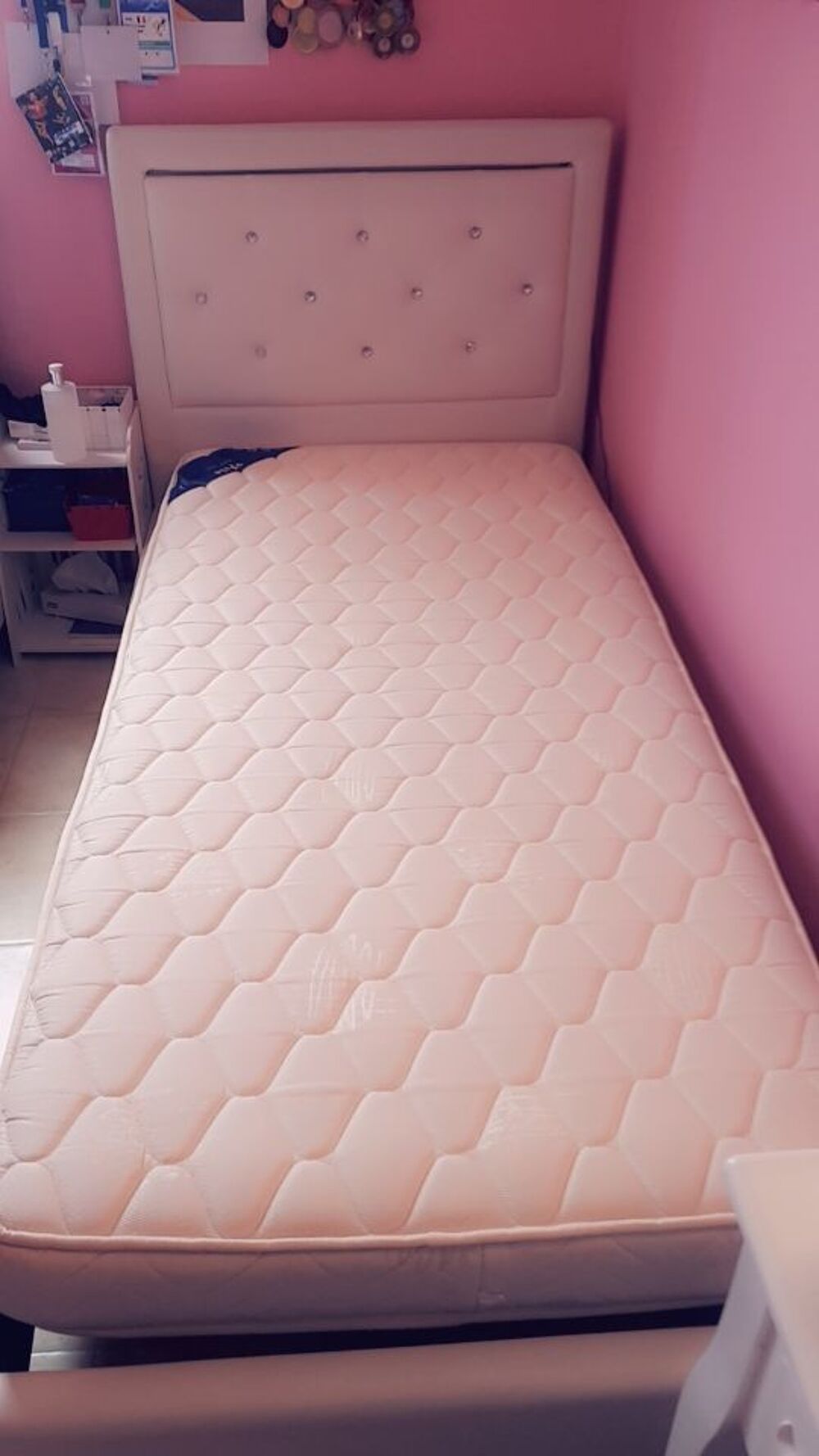 Lit 90&times;190 une personne avec matelas simili cuir + LED Meubles