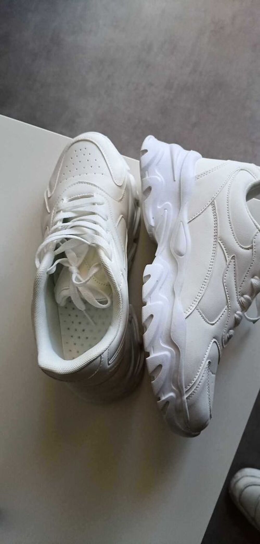 BASKETS BLANCHES TOUTE NEUVE Chaussures