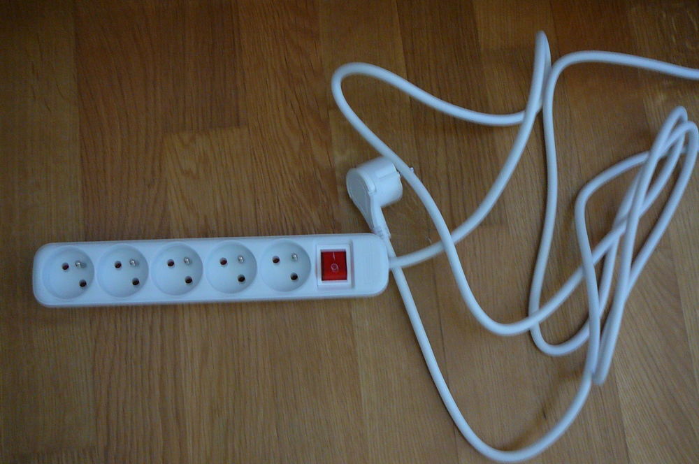 Multiprise Filaire-5 Prises-Interrupteur / 2,80 m - Neuf Bricolage