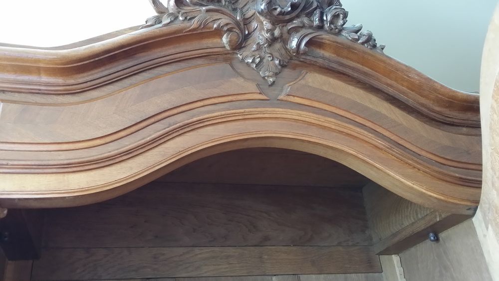 Armoire &agrave; glace &agrave; chapiteau d&eacute;cor&eacute; Meubles
