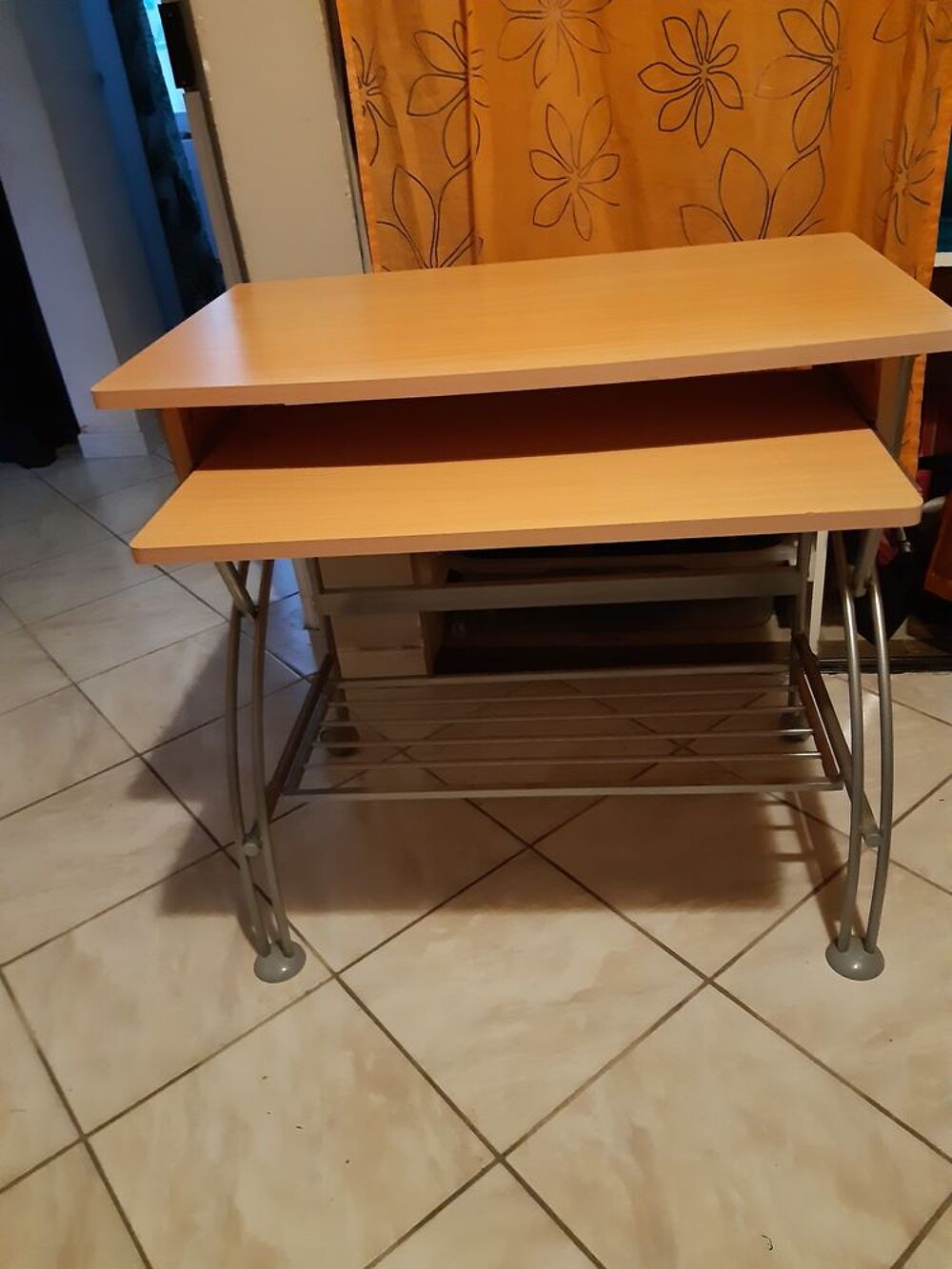 Meuble de bureau PC d&eacute;montable en bon &eacute;tat Meubles
