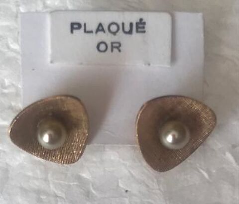 Boucles oreilles en plaqué OR avec perle au centre 14 Dinan (22)