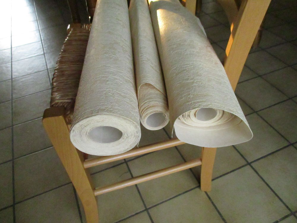 tapisserie jaune tr&egrave;s clair avec motifs l&eacute;g&egrave;rement gaufr&eacute;s Décoration