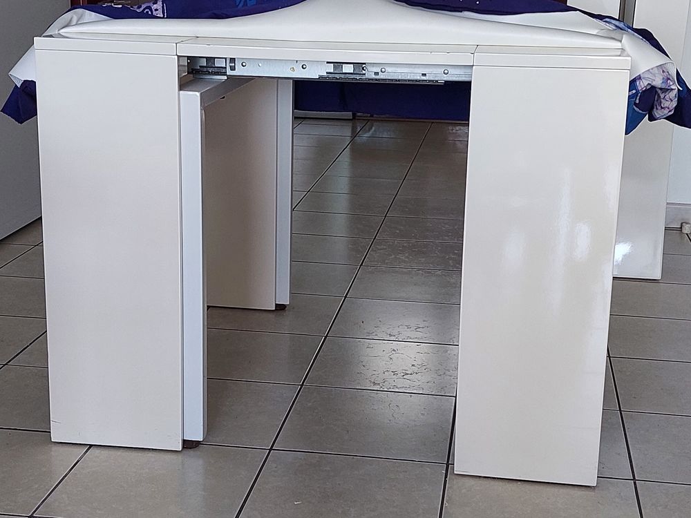 SUPERBE TABLE EN LAQUE BLANC AVEC 4 RALLONGES . Meubles