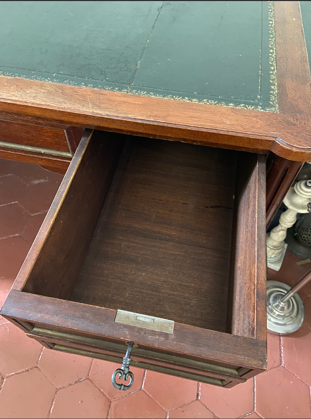 Grand bureau du 19eme plat style Louis XVI
Meubles