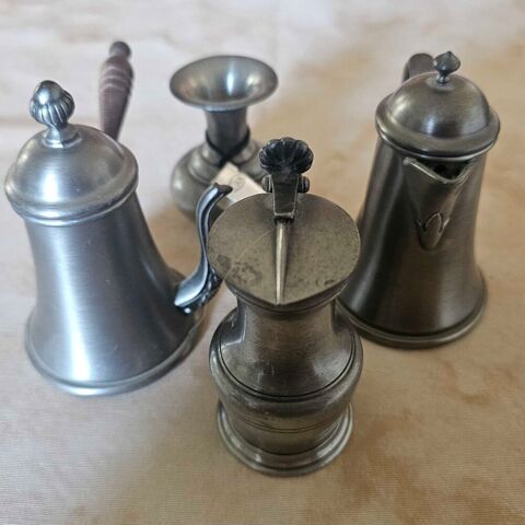 lot de 4 bibelots en étain. Dijon (21)