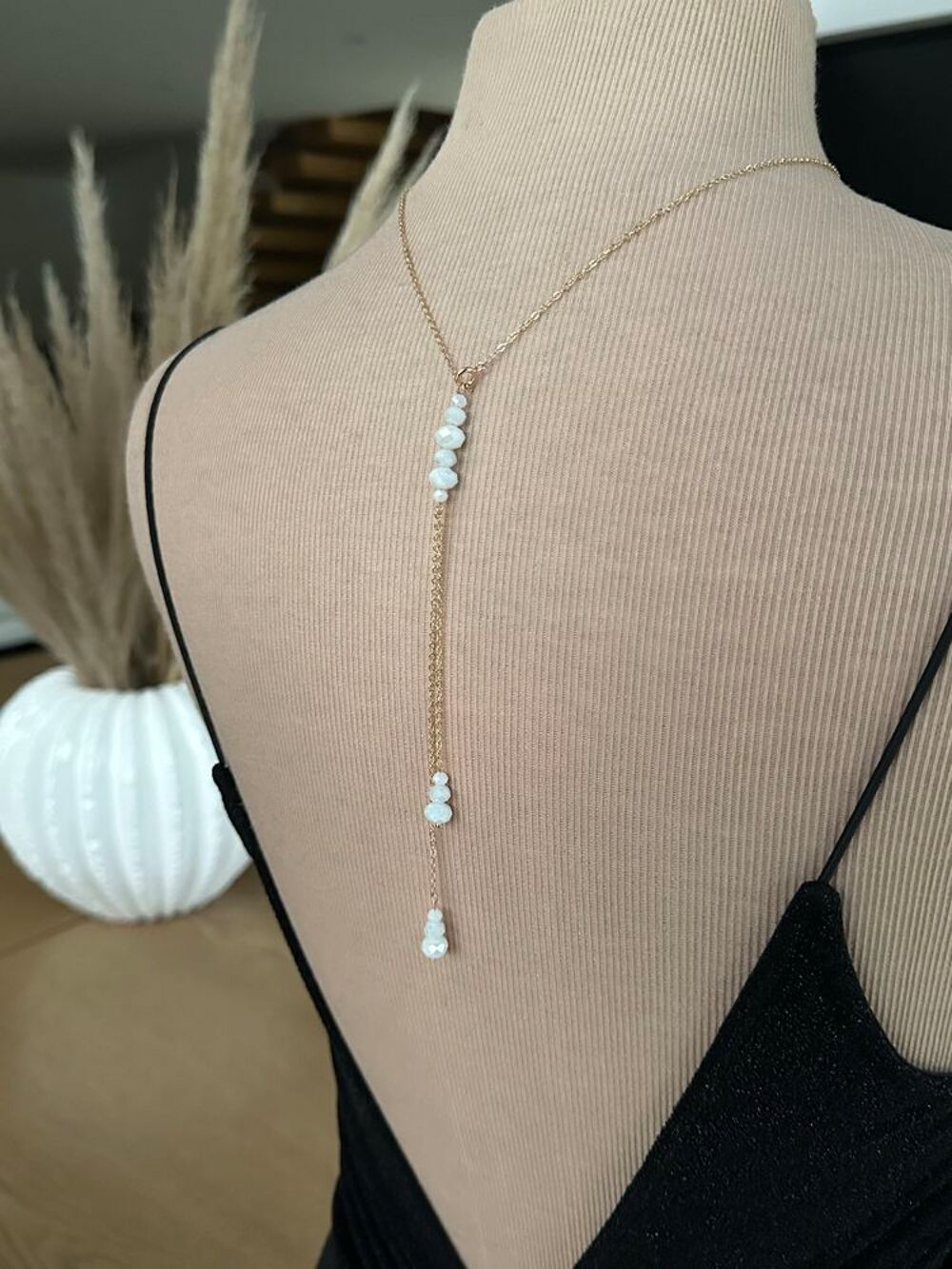 collier dos mari&eacute;e en perles de cristal blanche Bijoux et montres