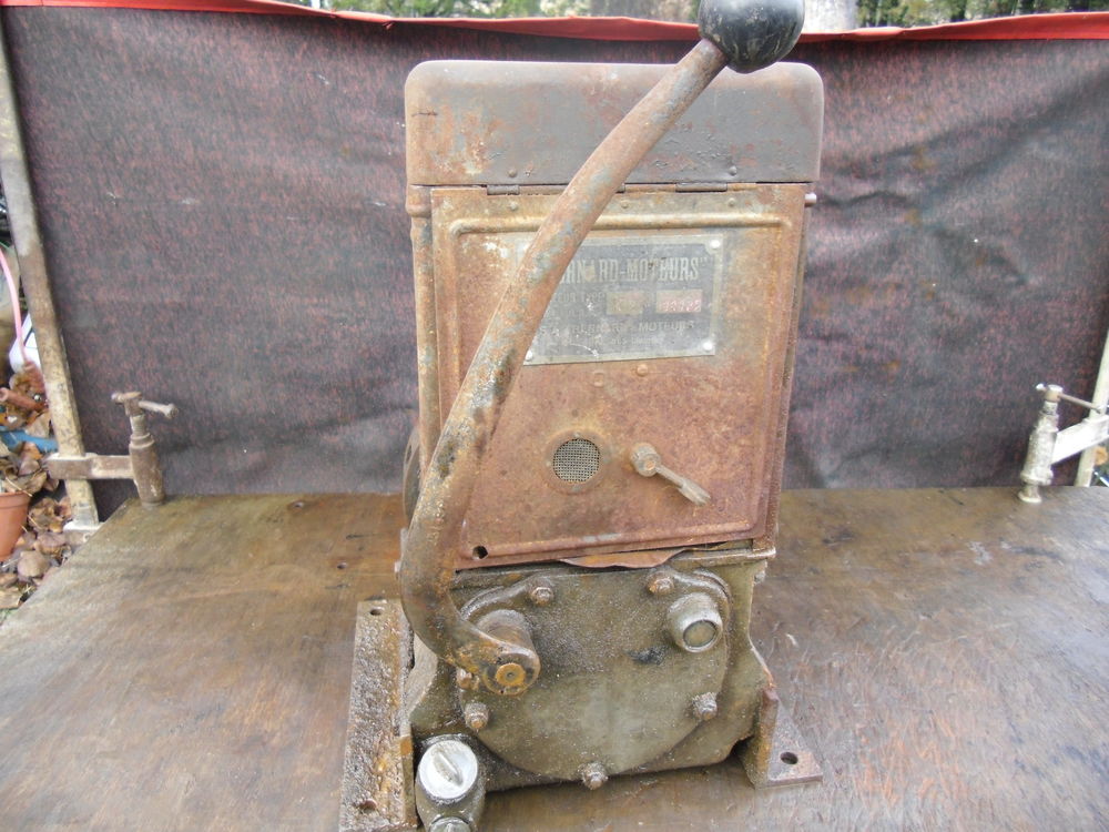 ancien moteur bernard , type k2 des ann&eacute;es 1930 a magneto 