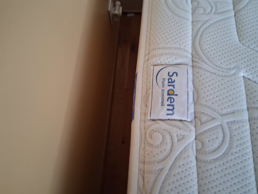 LIT SOMMIER ET MATELAS. EXCELLENT &Eacute;TAT Meubles