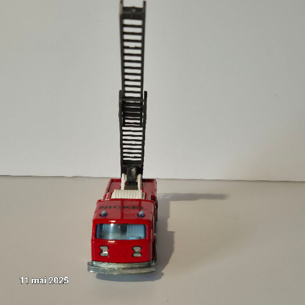 Un camion de pompier miniature avec le logo des pompiers de Jeux / jouets