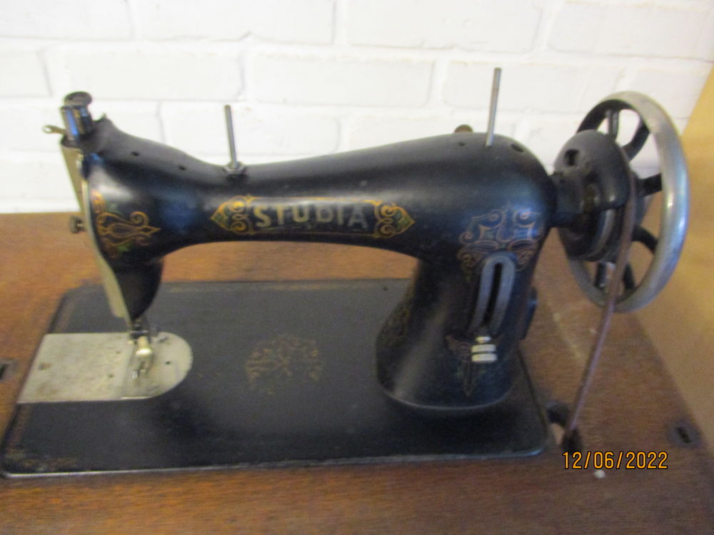 Machine a coudre ancienne de Marque Frigga Meubles