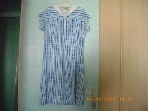 ROBE BLEUE ET BLANCHE - TAILLE : 44 15 Perros-Guirec (22)