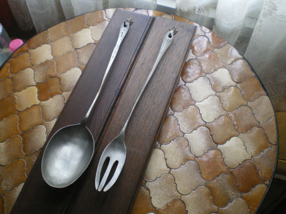 Couverts en &eacute;tain - Cuill&egrave;re et fourchette d&eacute;coratives. 