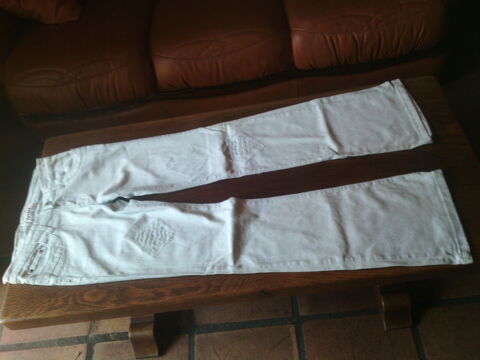 : 
pantalon jean bleu clair tr�s a la mode 
taille M 10 Le Creusot (71)