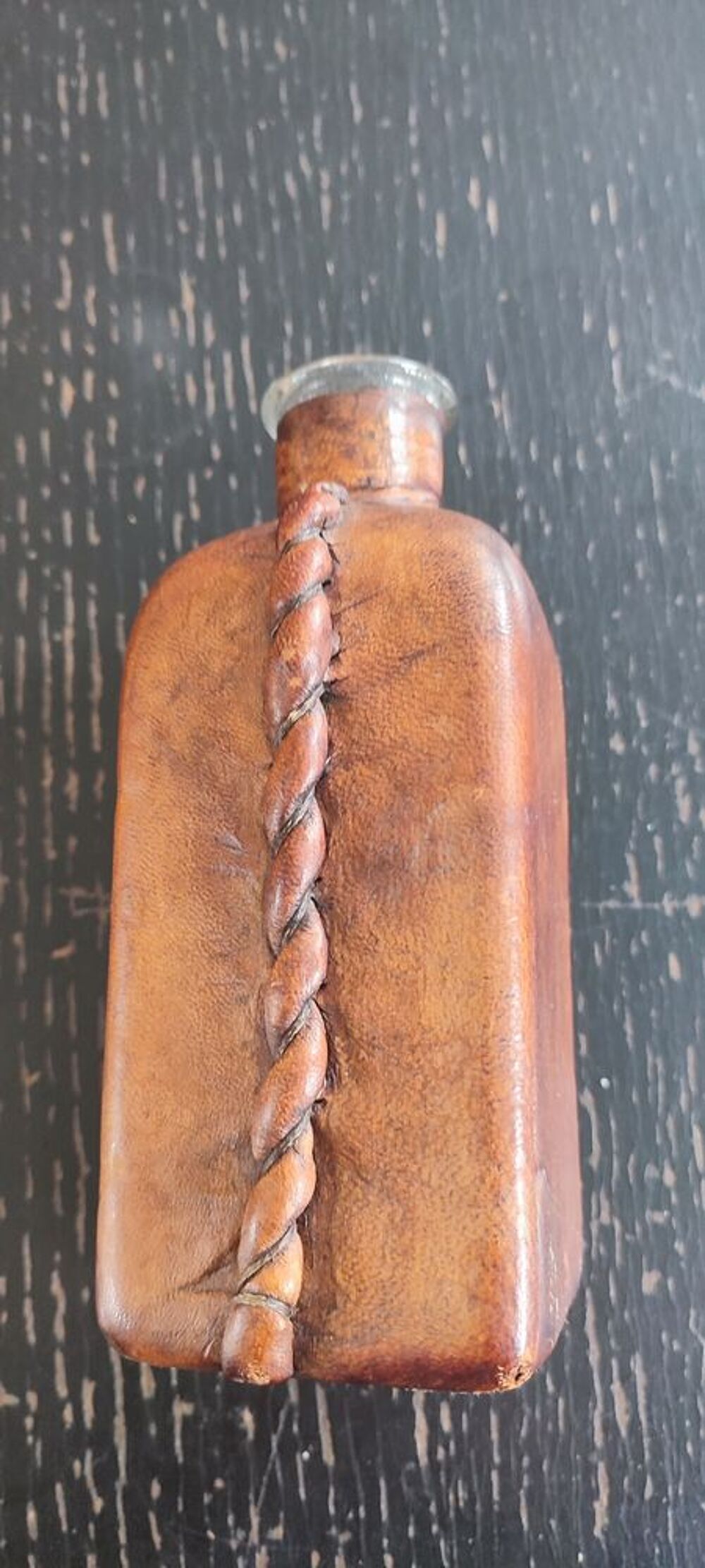 Carafe ancienne envelopp&eacute;e de cuir 