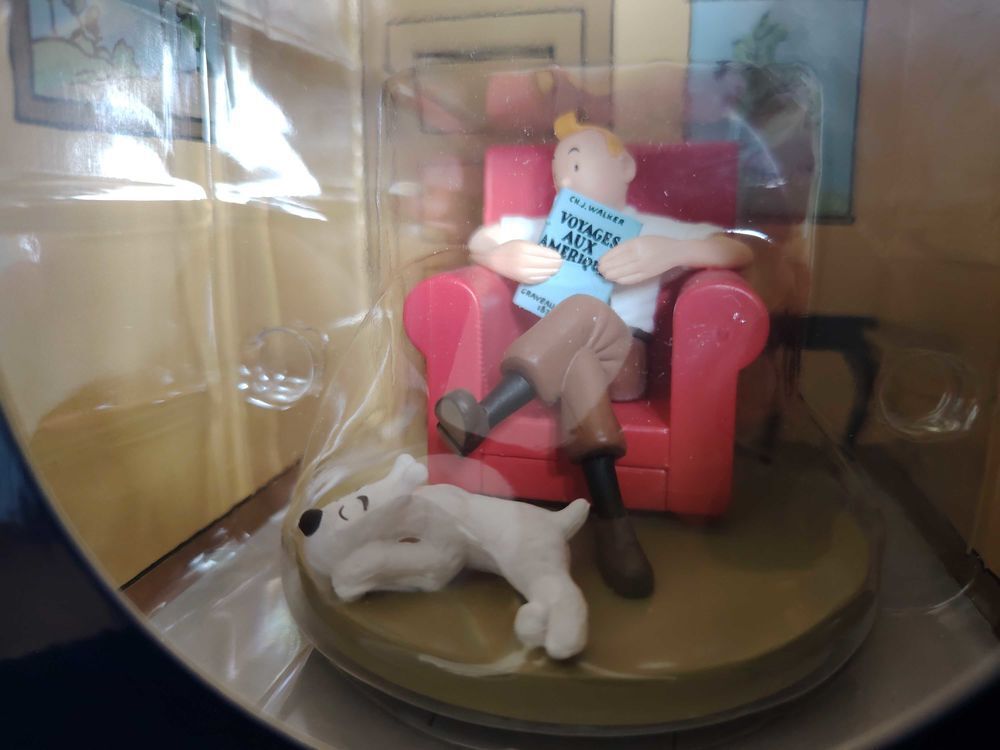 tintin et milou &agrave; la maison Fauteuil rouge en r&eacute;sine 