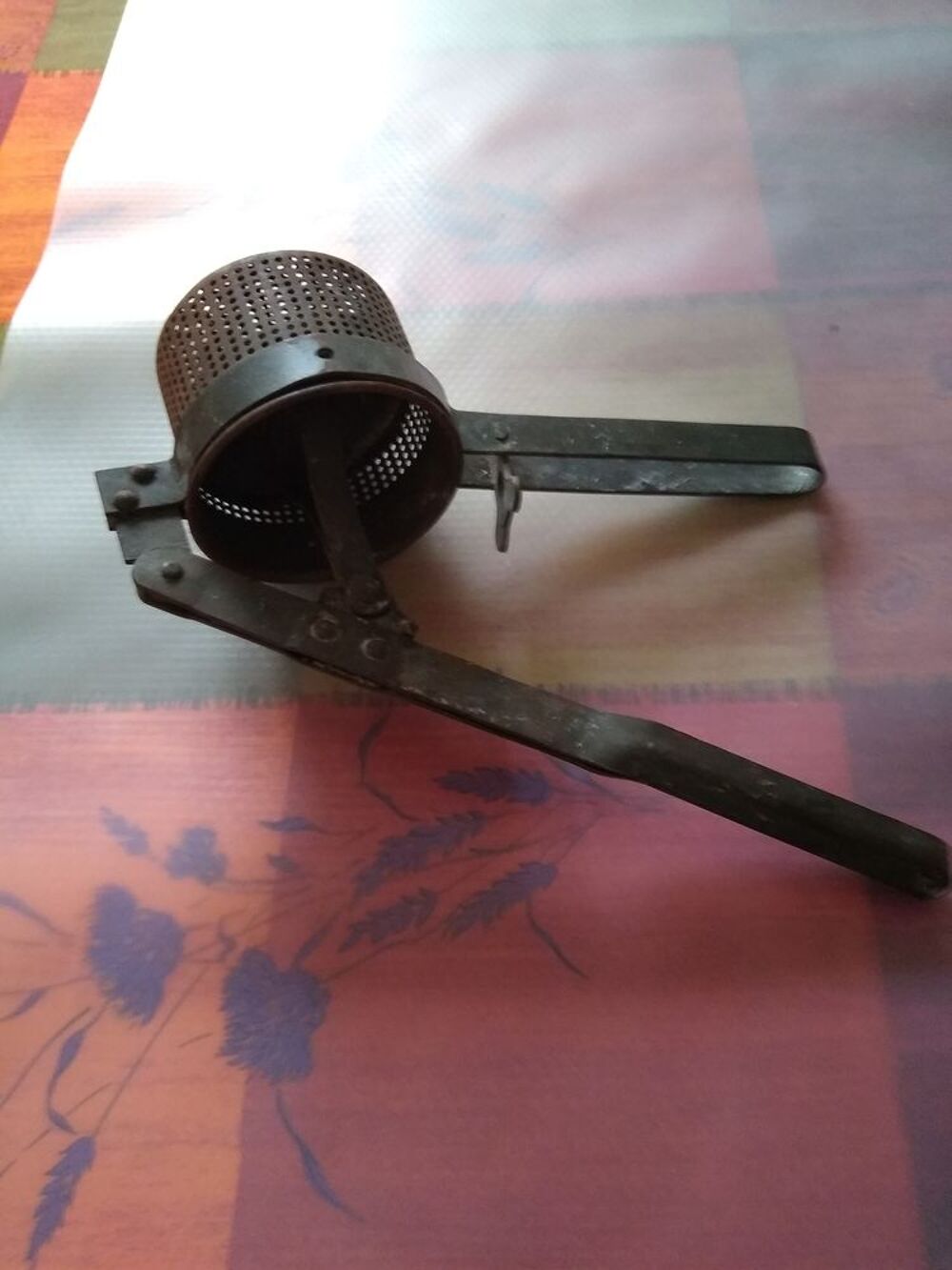 Ancien presse-pur&eacute;e en m&eacute;tal 
