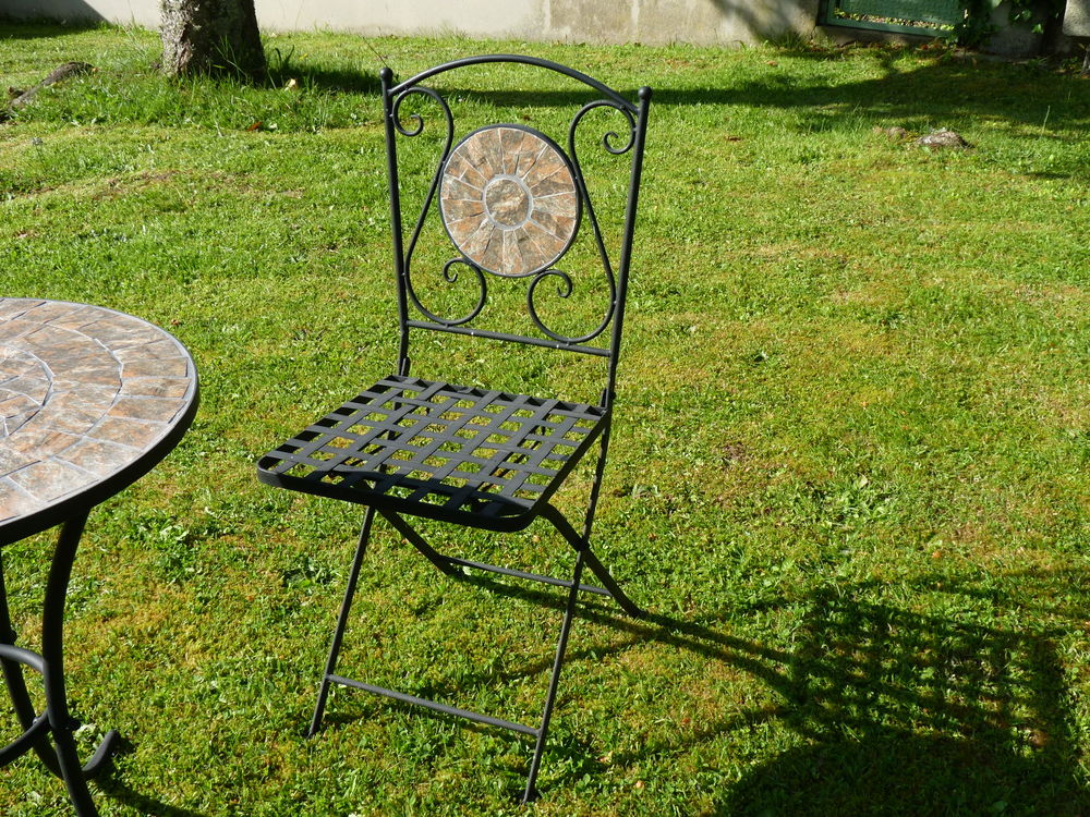 Salon de jardin en fer forg&eacute; et carreaux de c&eacute;ramique Jardin