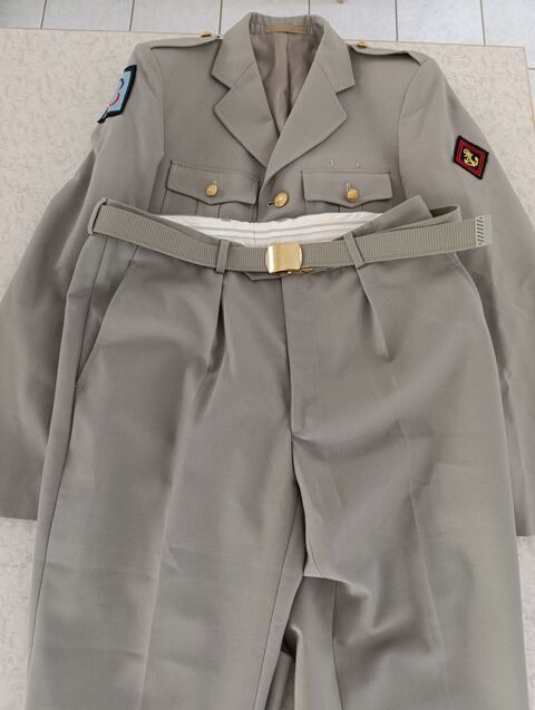 Uniforme Militaire ( Arm�e Francaise ) �tat neuf,tr�s propre 45 Saint-Georges-l�s-Baillargeaux (86)