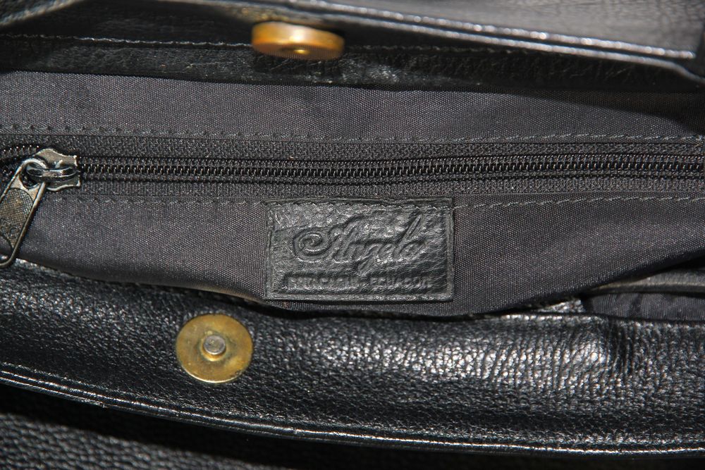 Tr&egrave;s beau sac en cuir vintage marque Angela.
Maroquinerie