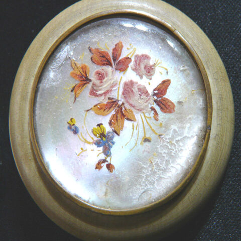 2 Broches d'poque en matire naturelle: nacre et rsine1910 12 Gravelines (59)