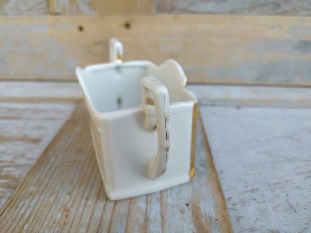Petit Vase Porcelaine Paysage Chalet Suisse ou Autriche 
Décoration