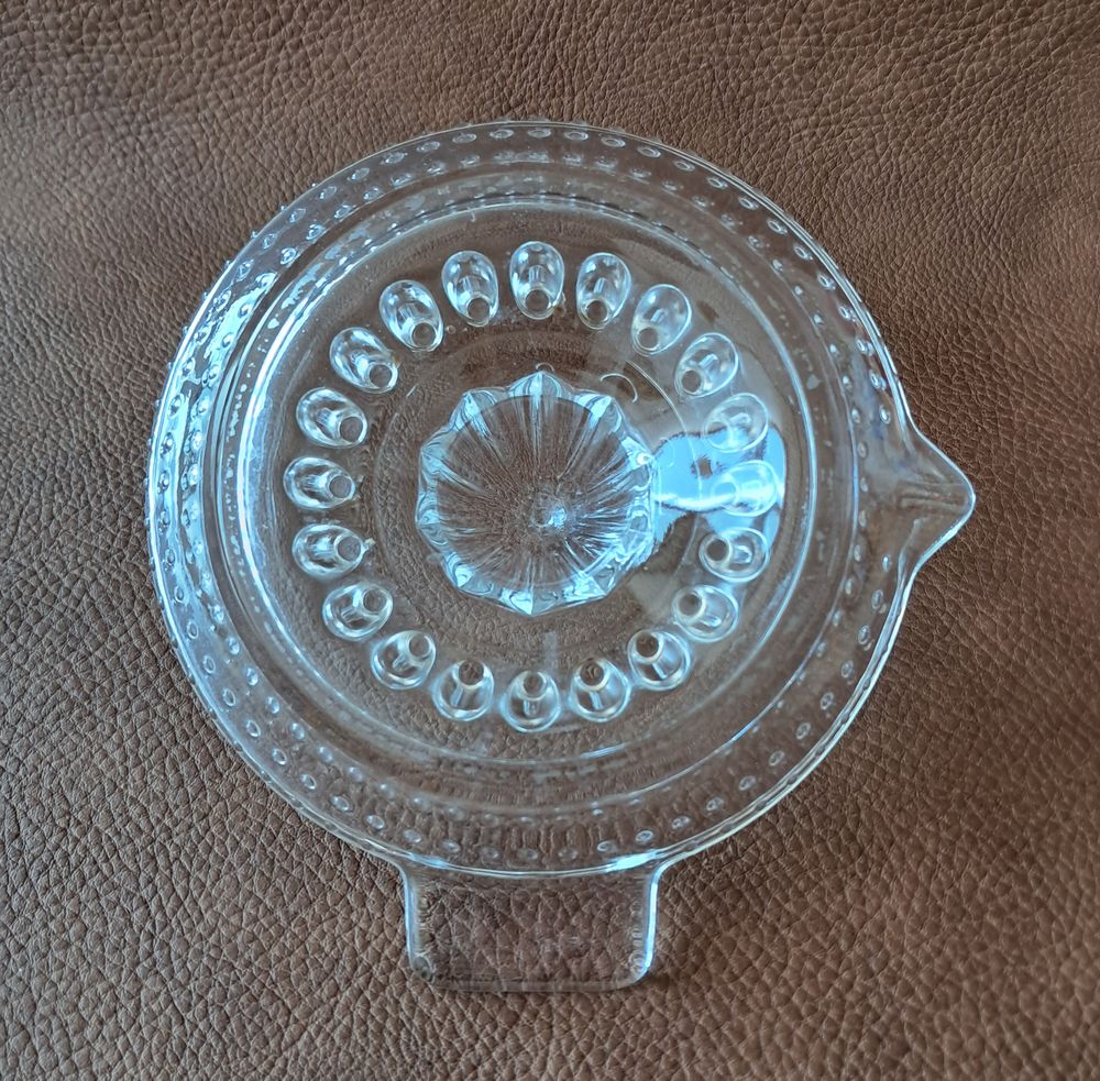 presse agrumes en verre 
marque arc 
diam&egrave;tre 12 cm
Cuisine