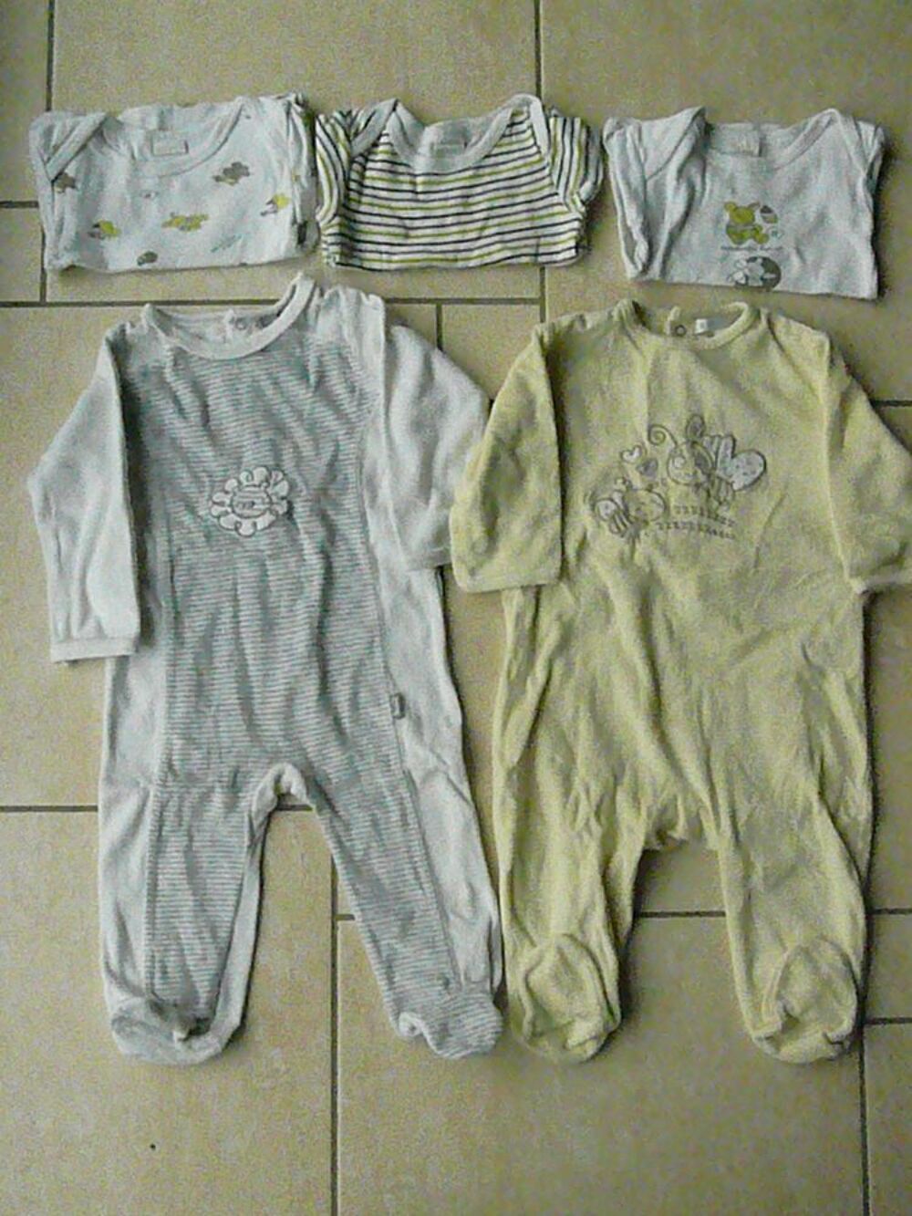 Lot pyjamas / bodies 12 mois (n&deg;22) Pu�riculture