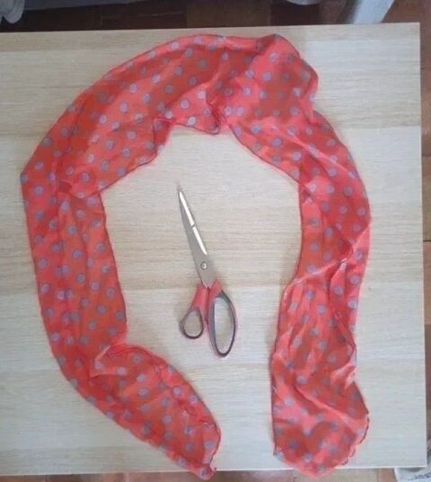 Foulard rouge à pois
4 Éguilles (13)