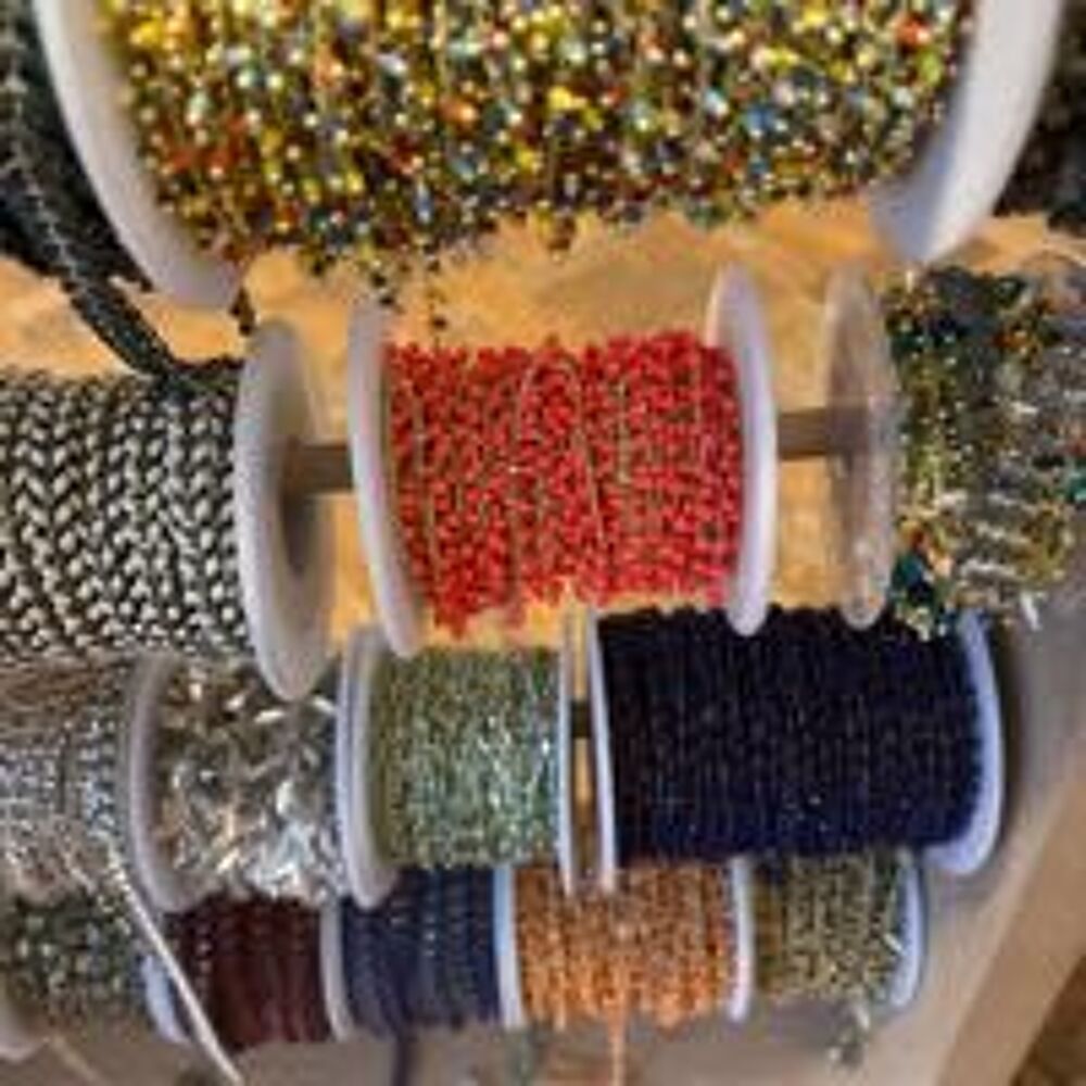 pr&eacute;sentoirs avec cha&icirc;nes fantaisie et 50 roueaux diff&eacute;rent une Bijoux et montres