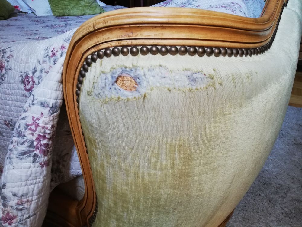 Lit corbeille en merisier et velour style Louis XV. Meubles