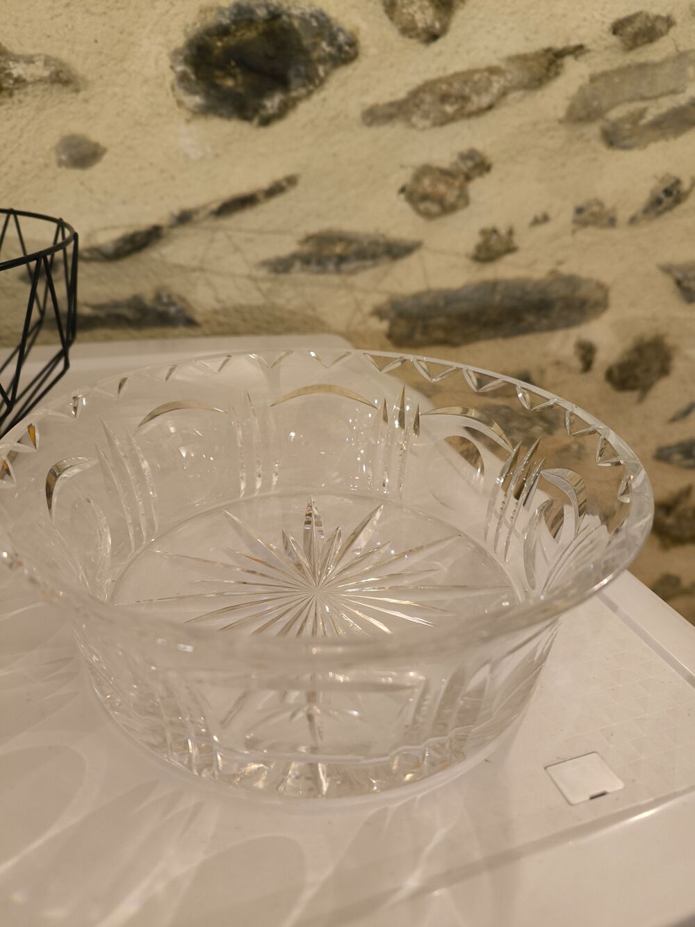 Saladier en cristal transparent avec motifs grav&eacute;s. 