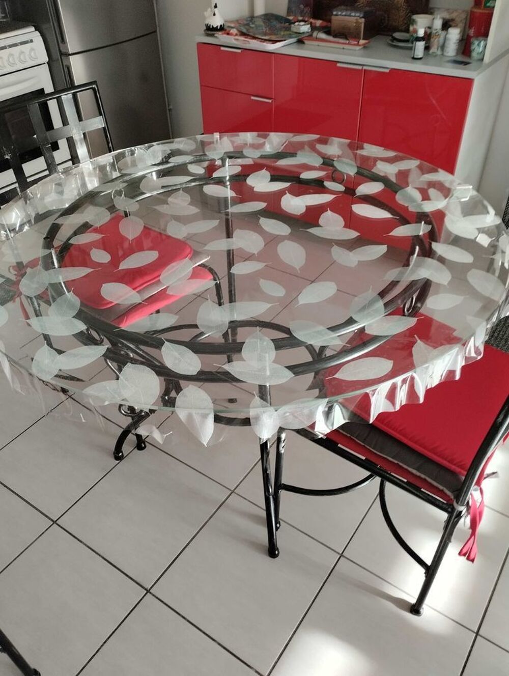 Ensemble table ronde et 4 chaises. Meubles
