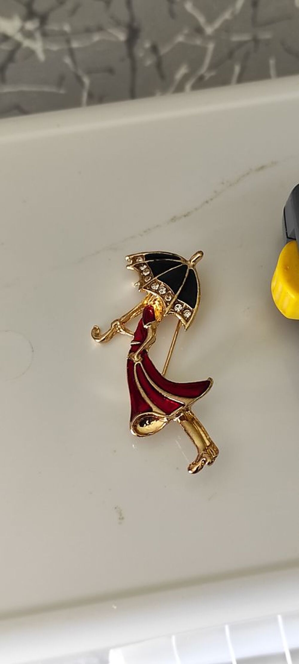 Filles En Manteau Rouge Sous La Pluie Broche Romantique,
Bijoux et montres