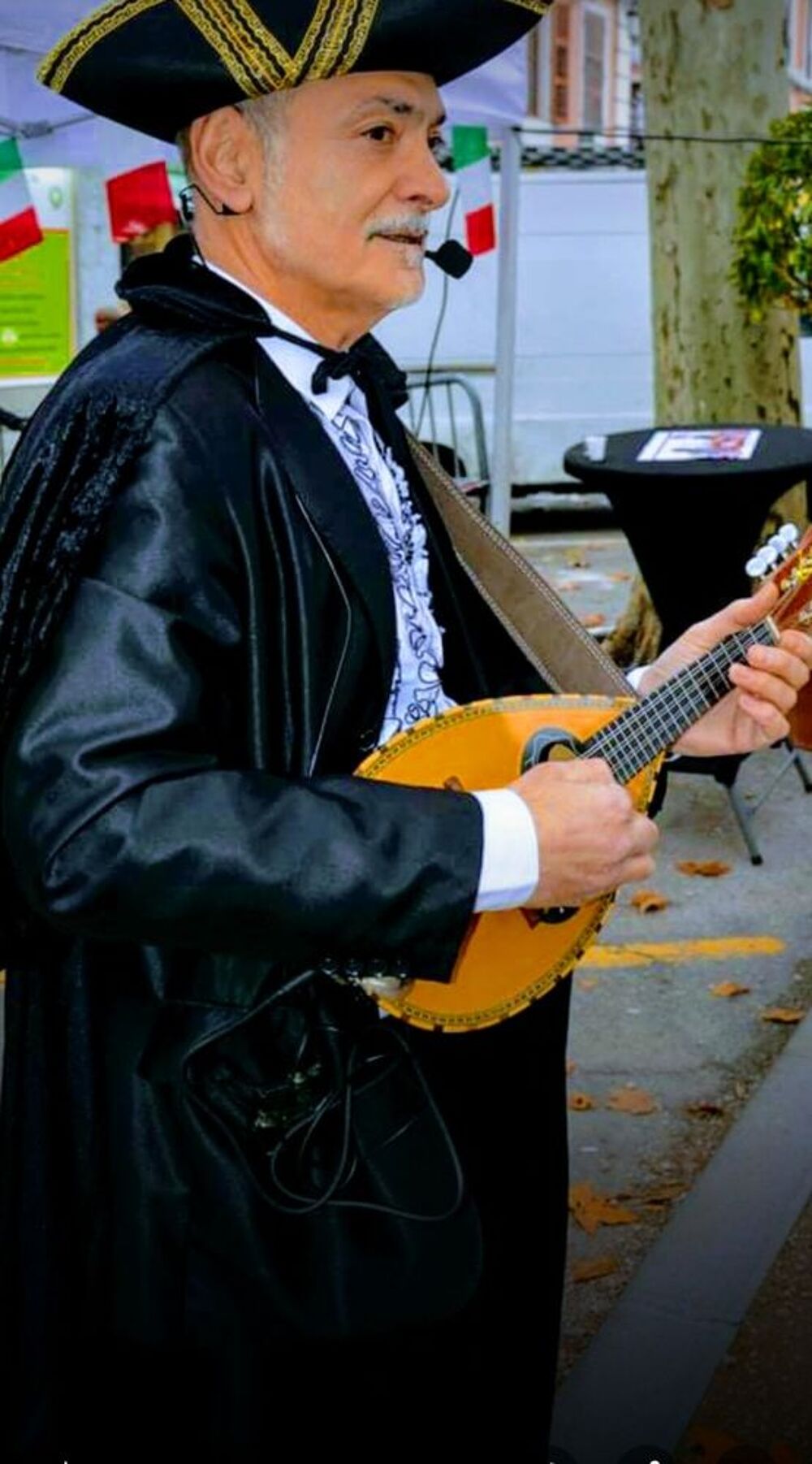   donne cours de guitare ou de mandoline avec ou sans solfège. 