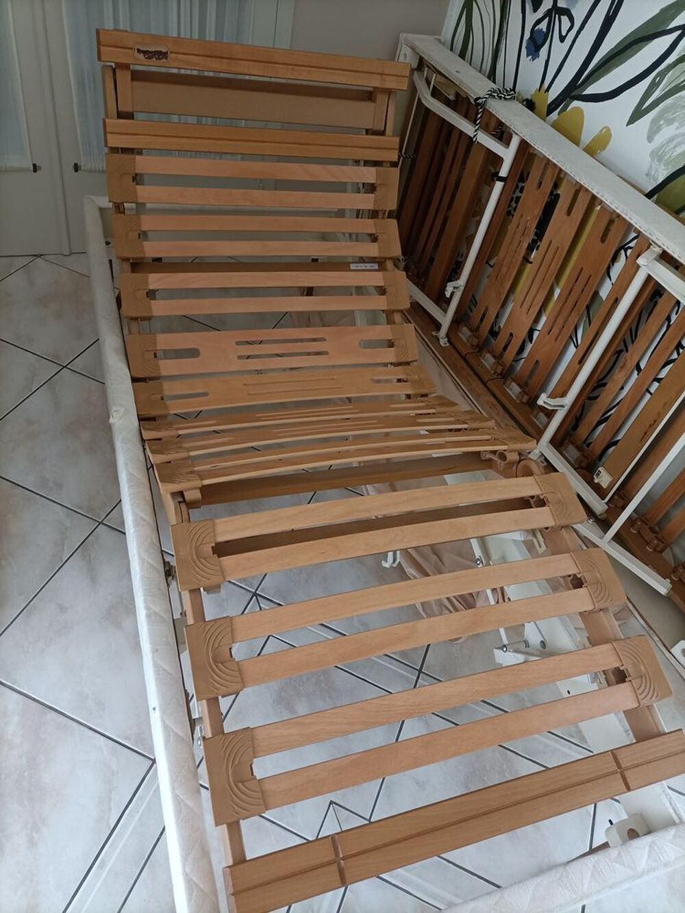 lit m&eacute;canis&eacute; Dunlopillo avec matelas et deux t&eacute;l&eacute;commandes Meubles