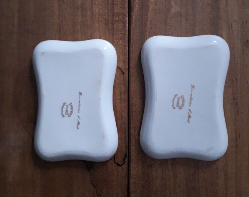 Lot de 2 cendriers porcelaine de Limoges : voitures D�coration