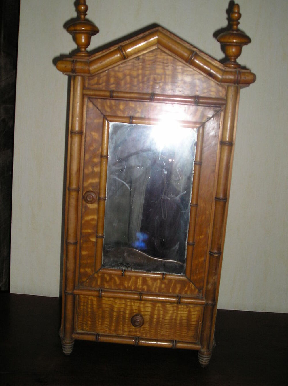 Ancienne armoire de poup&eacute;e 