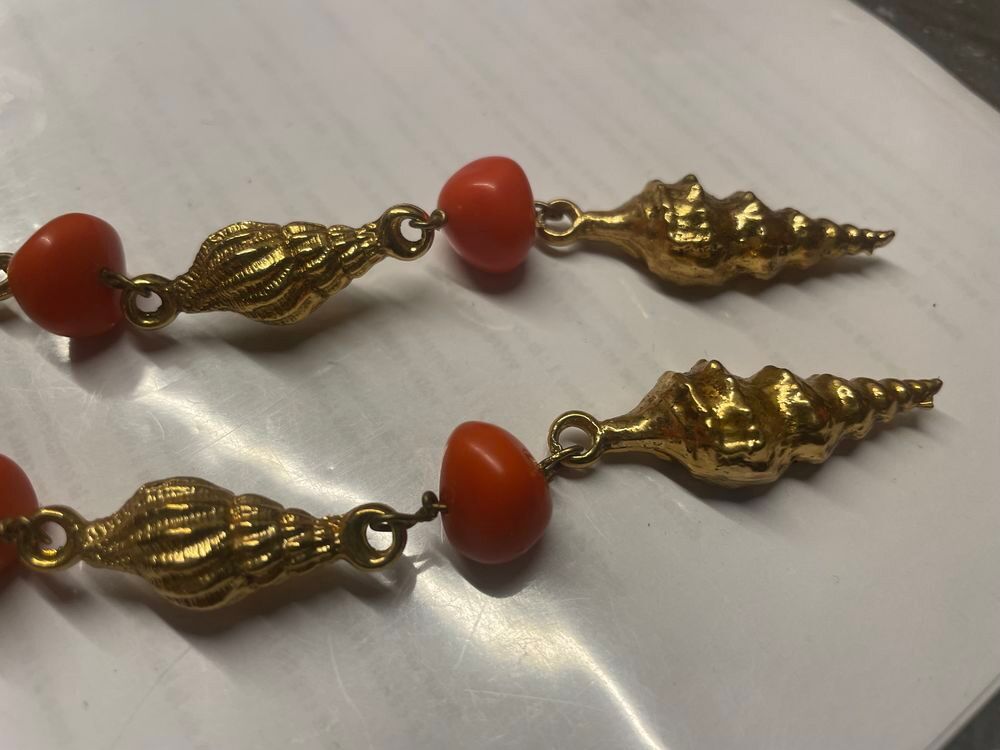 BO pendantes longues coquillages dor&eacute;s perles oranges Bijoux et montres