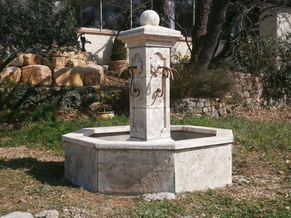 Fontaine centrale de village Jardin